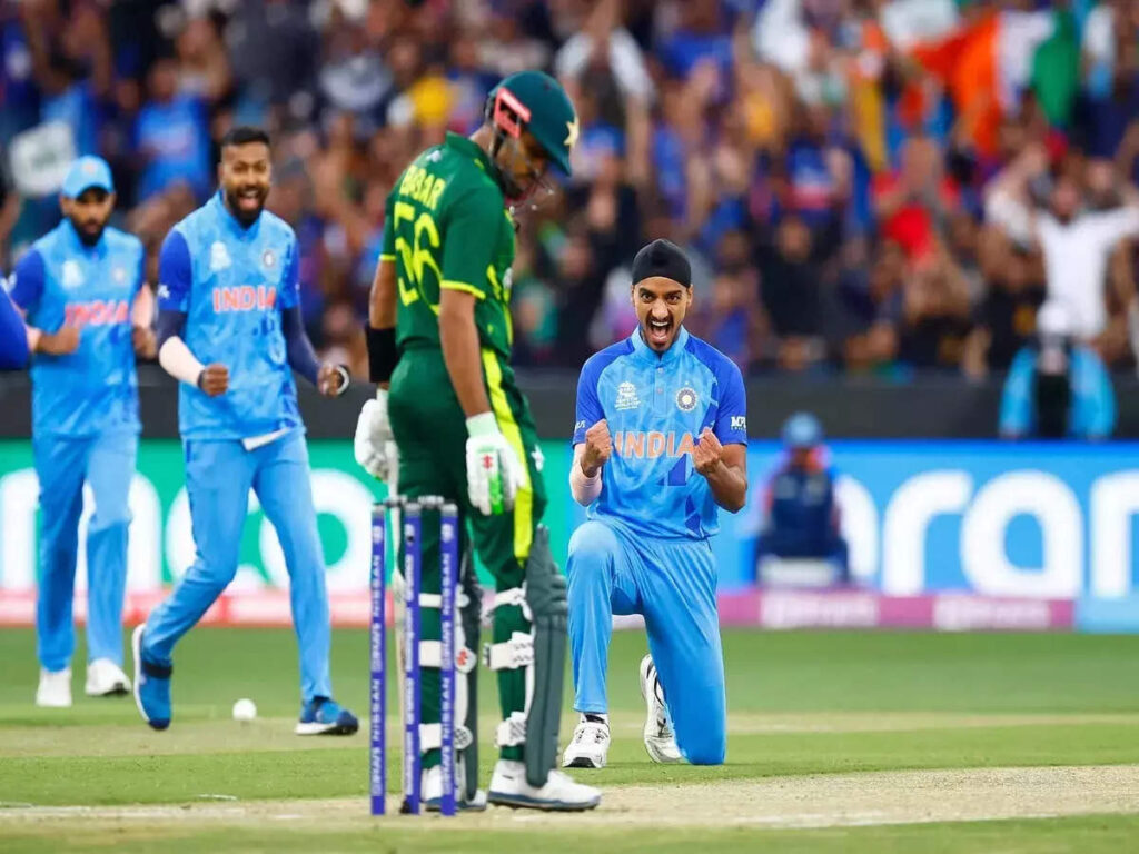 arshdeep singh, IND Vs PAK: આખરે અર્શદીપે બતાવી દીધું કે તે શું કરી શકે છેઃ બાબર-રિઝવાનને ફટાફટ કર્યા આઉટ - arshdeep singh took first two opener babar azam and mohammad rizwan wickets