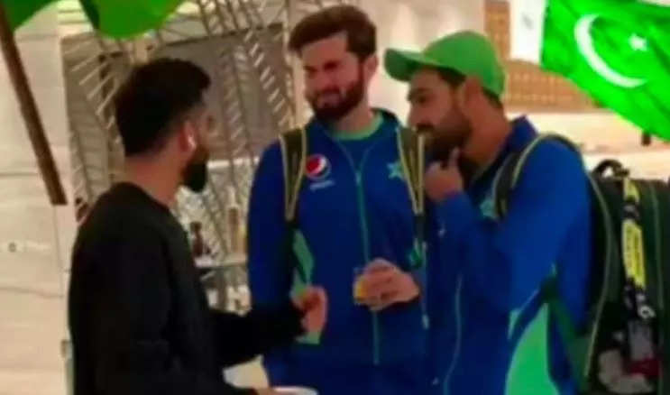 virat kohli shaheen shah afridi, મેલબોર્નમાં ધોલાઈ બાદ ફરીથી આમને-સામને થયા કોહલી અને શાહીન આફ્રિદી, હળવા મૂડમાં દેખાયા - t20 world cup 2022 virat kohli and shaheen shah afridi meet at perth