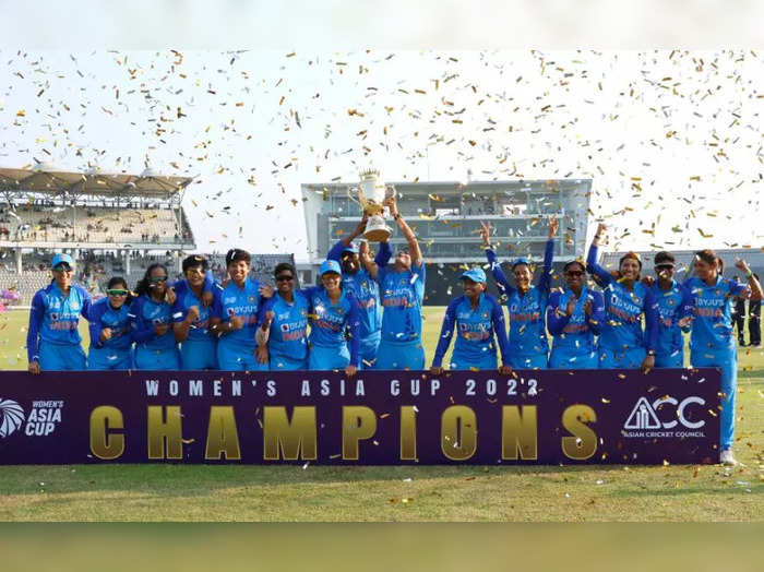 women's asia cup 2022, Women's Asia Cup: મંધાના-રેણુકાનો ધમાકો, શ્રીલંકાને હરાવી ભારતીય ટીમ બની ચેમ્પિયન - smriti mandhana and renuka thakur shine as india lift seventh asia cup trophy