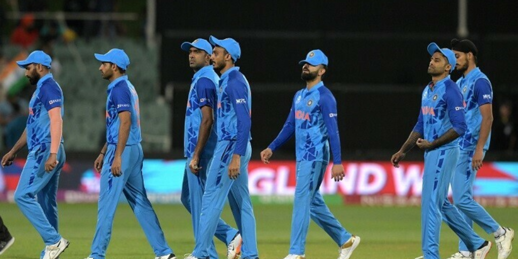 T20 World Cup, T20 WC 2022: સેમીફાઈનલમાં હાર બાદ ટીમ ઈન્ડિયાના ચાર ખેલાડીઓનું આ ફોર્મેટમાંથી ખતમ થઈ જશે કરિયર! ખૂબ જલ્દી જ લેશે સંન્યાસ! - from r aswin to dinesh karthik these four players of team india can be declare retirement from t20 format