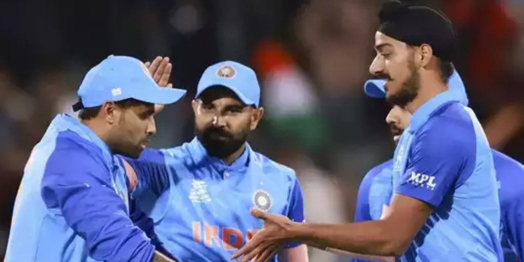 ashdeep singh, IND vs BAN: કેપ્ટન Rohit Sharmaનો ફેવરિટ બન્યો Arshdeep Singh, ટીમમાં Jasprit Bumrahની જગ્યા પર ખતરો! - ind vs ban rohit sharma praised arshdeep singh said they prepared him for death overs