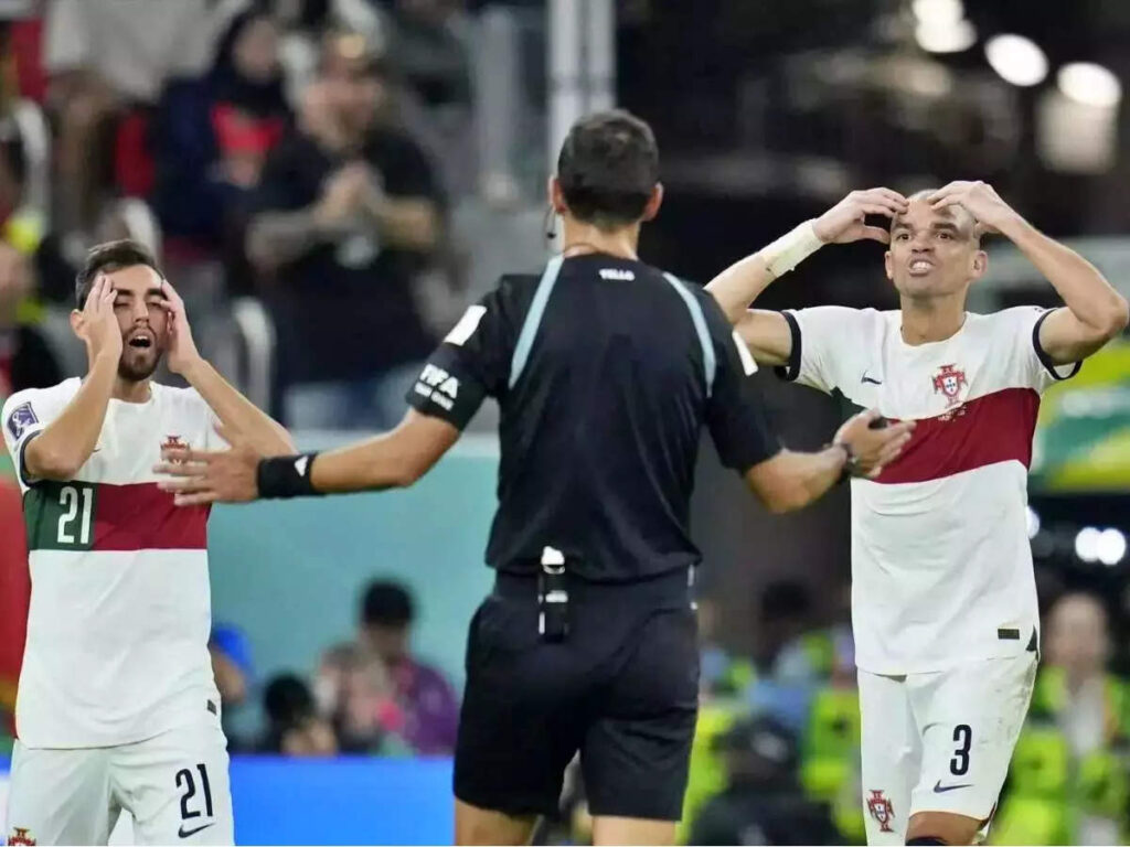 Fifa World Cup 2022, FIFA World Cup: 'આર્જેન્ટિનાને આપી દો ટ્રોફી...' રોનાલ્ડોના સાથી ખેલાડીઓ ભડક્યા - fifa world cup pepe and bruno fernandes slam argentina referee after exit portugal