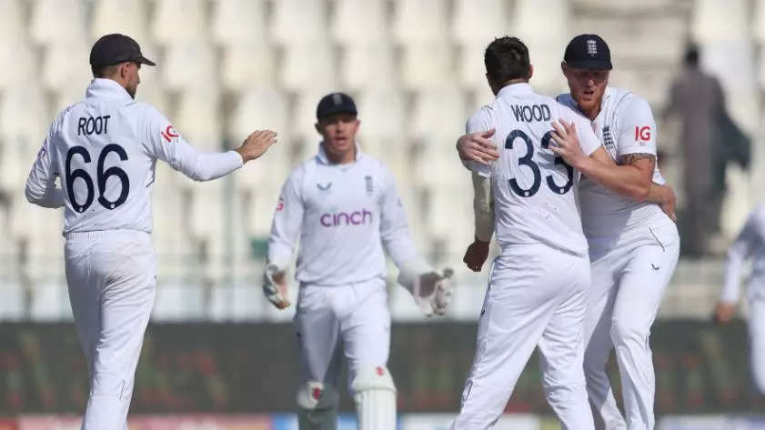 pakistan vs england 2nd test, પાકિસ્તાનમાં ઈંગ્લેન્ડે મચાવી ધૂમ, બીજી ટેસ્ટ જીતીને 22 વર્ષ બાદ ઈતિહાસનું પુનરાવર્તન કર્યું - pakistan vs england 2nd test multan 2022 wood takes four as england seal series with tense win