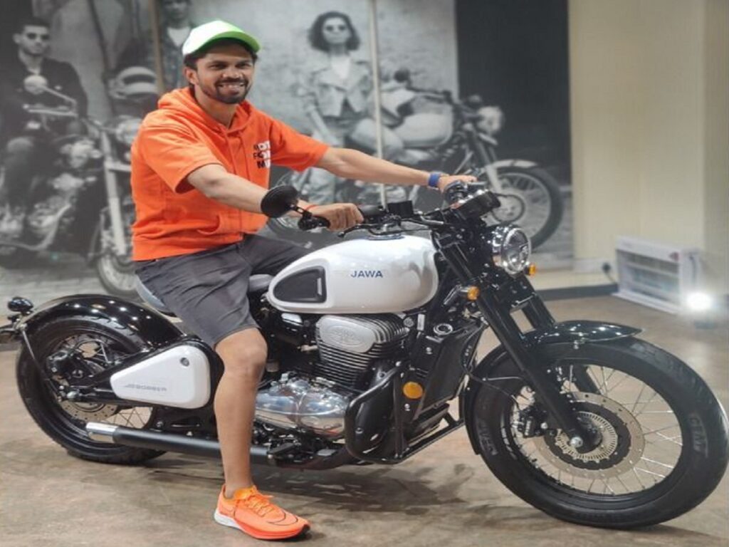 ruturaj gaikwad jawa 42 bobber, 1 ઓવરમાં 7 સિક્સર ફટકારનાર ઋતુરાજ ગાયકવાડે ખરીદ્યું લાખોની કિંમતનું બાઈક - indian cricketer ruturaj gaikwad has recently bought a jawa 42 bobber