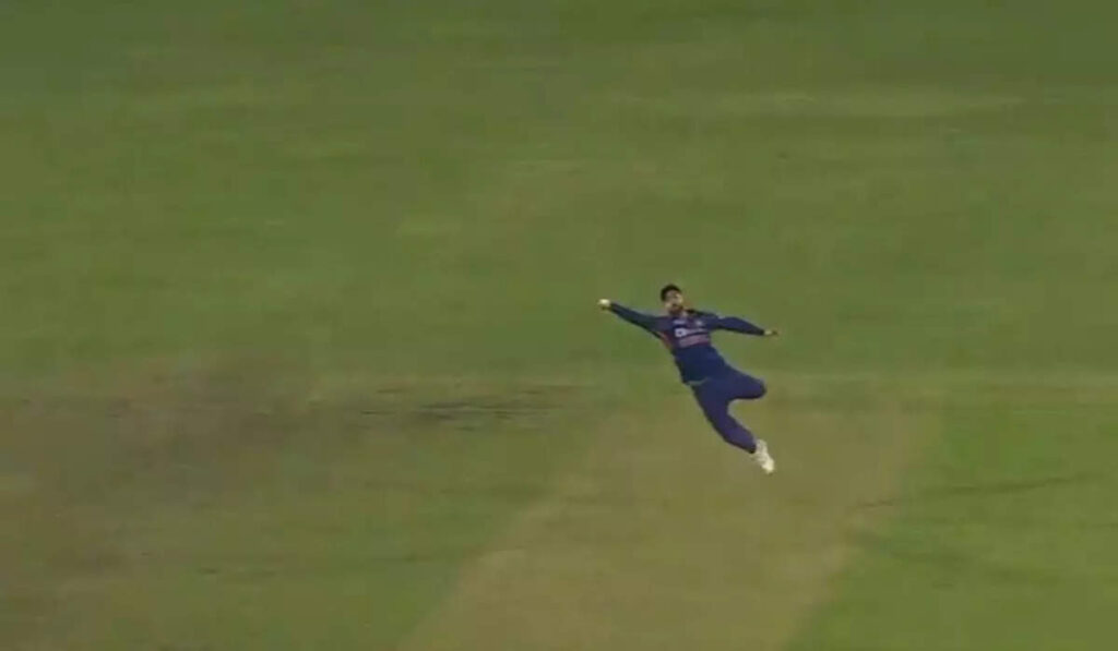 virat flying catch, વોશિંગ્ટન સુંદરની ઓવરમાં વિરાટ કોહલીએ પકડ્યો ફ્લાઈંગ કેચ, જુઓ વિડીયો - virat kohli took a flying catch in washington sundars over watch the video