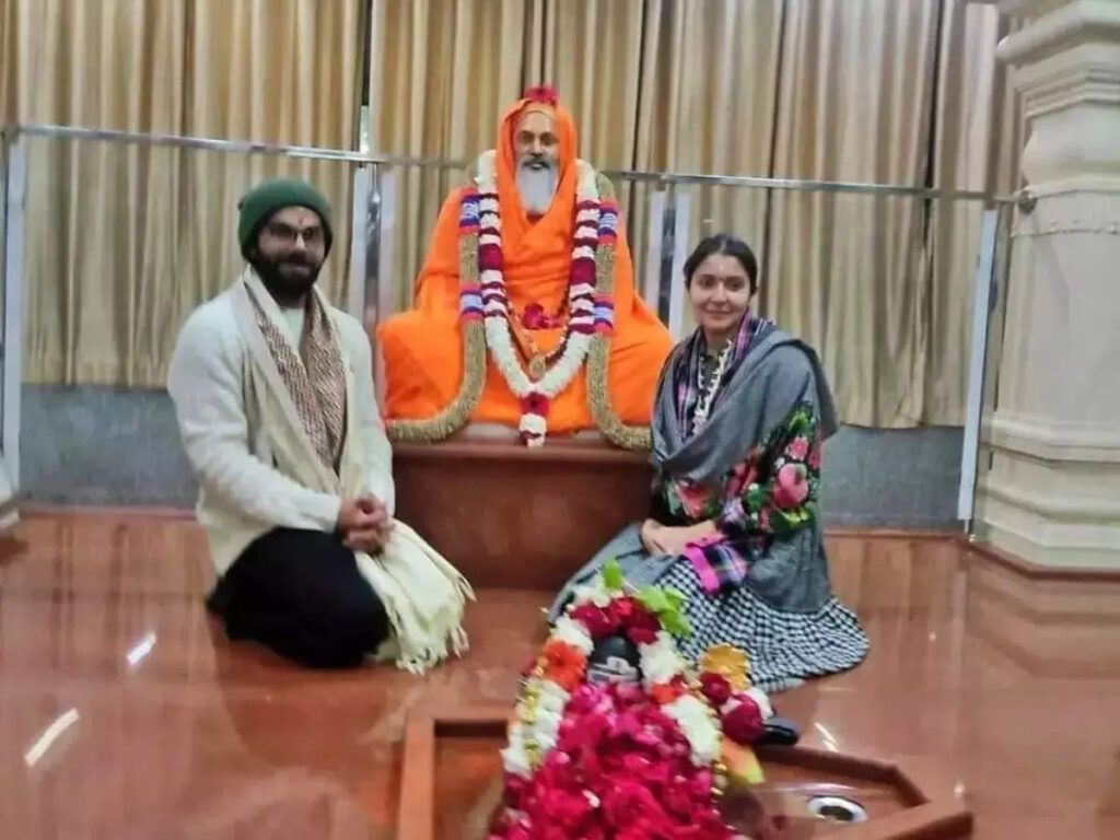 Anushka Sharma Virat Kohli, ઓસ્ટ્રેલિયા સિરીઝ પહેલા પત્ની અનુષ્કા સાથે PM મોદીના ગુરુના આશ્રમ પહોંચ્યો વિરાટ કોહલી - virat kohli and anushka sharma visit dayanand giri ashram in rishikesh