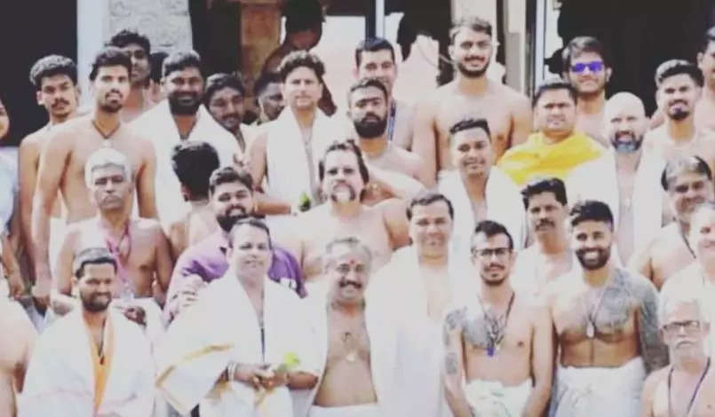 Indian Cricket Team, શ્રીલંકા સામે ત્રીજી વન-ડે પહેલા ટીમ ઈન્ડિયાએ લીધા આશિર્વાદ, દેશી અંદાજમાં કરી પૂજા-અર્ચના - ahead of 3rd odi clash team india players visit sree padmanabhaswamy temple