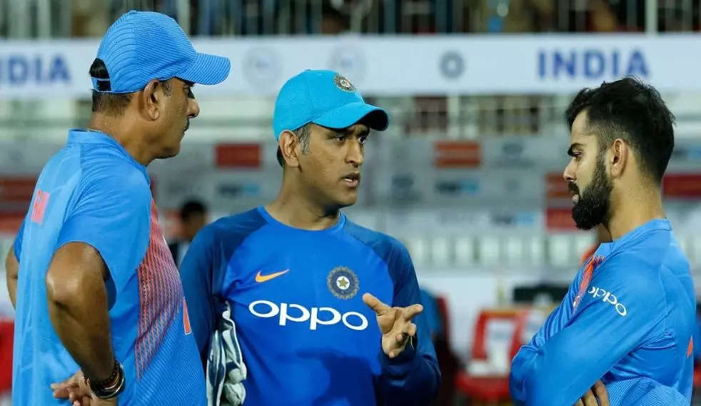 Virat Kohli MS Dhoni, ધોની પાસેથી કેપ્ટનસી લઈ લેવા ઉતાવળો હતો વિરાટ કોહલી, રવિ શાસ્ત્રીએ 'ખખડાવ્યો' હતો - r sridhar book ravi shastri said virat you got to respect ms dhoni when kohli wanted dhonis captaincy