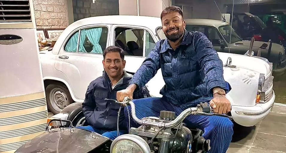 hardika pandya-dhoni, ભારતીય ક્રિકેટના જય-વીરૂ... 'શોલે'ના રંગમાં રંગાયા હાર્દિક અને ધોની, શેર કરી ખાસ તસ્વીર - india vs new zealand 1st t20 captain hardik pandya meets ms dhoni at his residence in ranchi