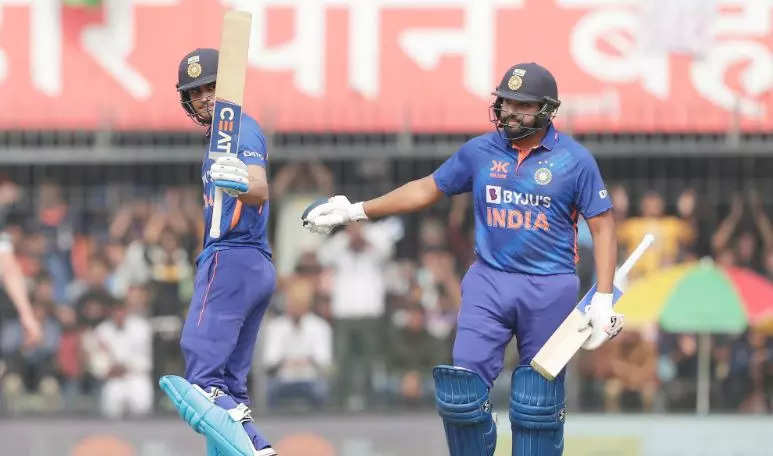 india vs new zealand 3r odi, ત્રીજી વન-ડેઃ ન્યૂઝીલેન્ડના બોલર્સની ધોલાઈ કરી રોહિત શર્મા અને શુભમન ગિલે નોંધાવ્યા રેકોર્ડ્સ - india vs new zealand 3rd odi rohit sharma registers 30th and shubhman gill 4th century in one day cricket