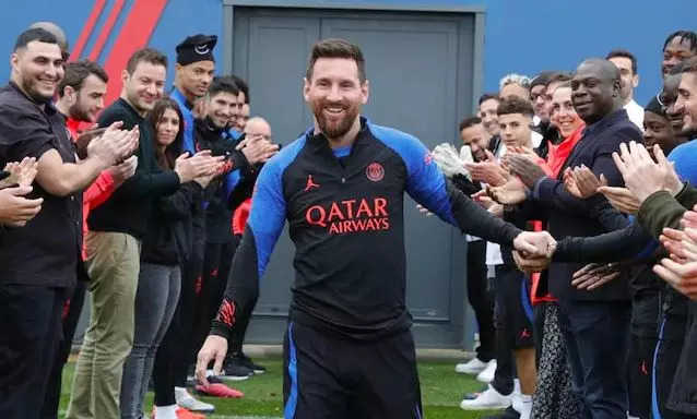lionel messi, વર્લ્ડ કપ જીત્યા બાદ PSG સાથે જોડાયો મેસ્સી, એવું થયું સ્વાગત કે જોતો રહી ગયો - lionel messi receives guard of honour upon psg return for world cup winning campaign with argentina