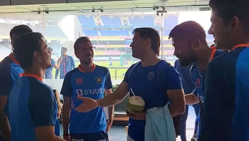 ms dhoni, ધોનીએ ભારતીય ડ્રેસિંગ રૂમમાં પહોંચી આપી 'સરપ્રાઈઝ', ખેલાડીઓ સાથે કરી વાતચીત - ms dhoni pays surprise visit to indian dressing room in ranchi meets hardik pandya and team