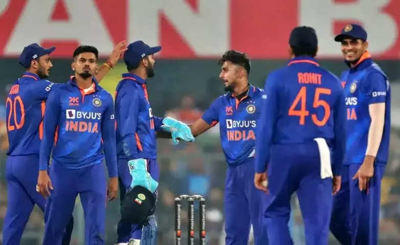 virat kohli century, પ્રથમ વન-ડેઃ કોહલીના આક્રમણ બાદ બોલર્સનો સપાટો, શ્રીલંકા સામે ભારતનો વિજય - india vs sri lanka 1st odi virat kohlis 45th century puts team india on top