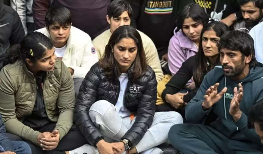wrestlers protest, મહિલા રેસલર્સના જાતિય શોષણના વિરોધમાં ધરણાઃ રડી પડી વિનેશ ફોગટ, PM મોદી પાસે માંગ્યો ન્યાય - wrestlers protest resignation not enough we want wfi chief behind bars says vinesh phogat