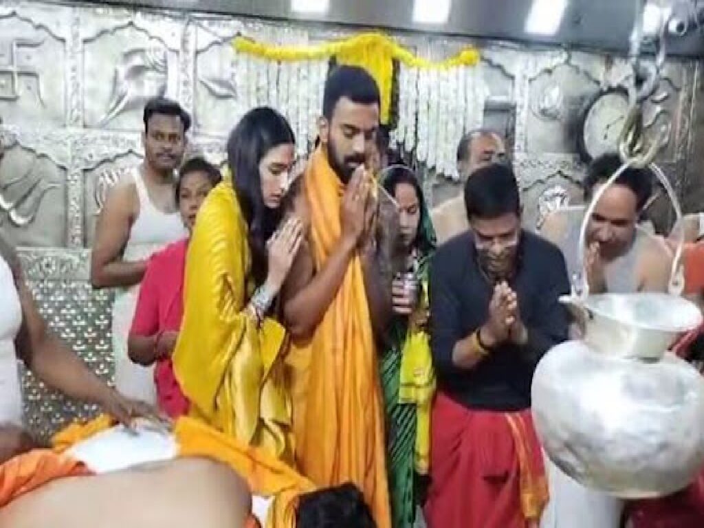 KL RAHUL AND ATHIYA AT MAHAKAL TEMPLE, સતત ખરાબ પ્રદર્શનમાં ચાલી રહેલ કે.એલ.રાહુલ મહાકાલના શરણે, પત્ની આથિયા સાથે ઉજ્જૈનમાં કરી પૂજા અર્ચના - indian cricketer kl rahul along with his wife performed pooja at mahakal temple in ujjain