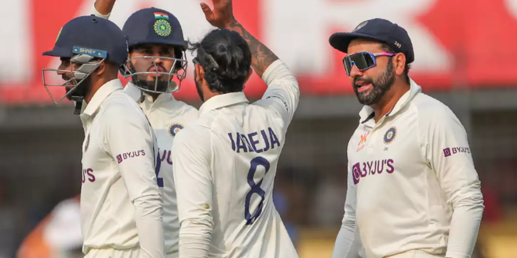ind vs aus test, IND vs AUS: હાર બાદ ટીમ ઈન્ડિયાના ખેલાડીઓને Sunil Gavaskarએ લગાવી ફટકાર, કહ્યું 'પહેલાથી જ પિચ હાવી થવા દીધી હતી' - here is what sunil gawaskar said to team india after loss against australia in 3rd match