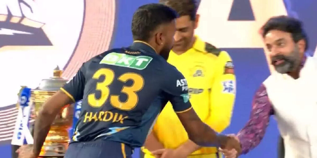 ipl 2023 live updates, હાર્દિક પંડ્યાએ ધોની સાથે કેમ હાથ ન મિલાવ્યો! ટ્રોફી મૂકી ઈગ્નોર કરતા ફેન્સ નારાજ - why hardik pandya didnt shook hand with ms dhoni video viral fans angry