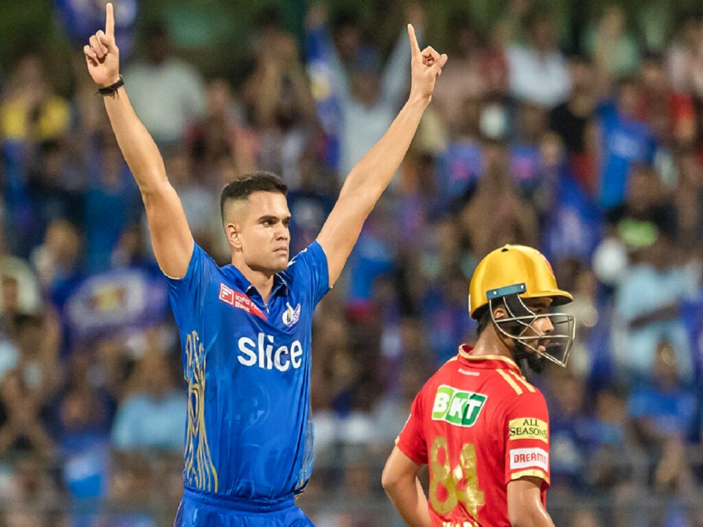 mumbai indians bowler arjun tendulkar, મુંબઈ ઈન્ડિયન્સના 5 બોલર જેમણે એક ઓવરમાં આપ્યા સૌથી વધુ રન, આમાં સચિનના ‘શહેઝાદા’નું પણ નામ સામેલ - mumbai indians bowler arjun tendulkar over wash out by batsman