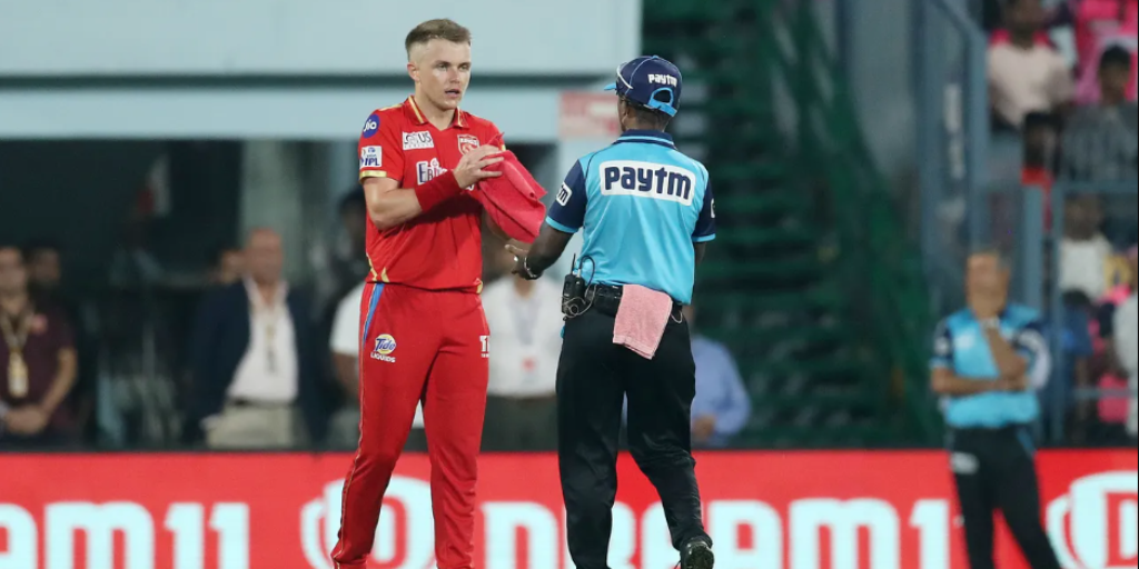 sam curran, IPL 2023: 18.5 કરોડના ખેલાડીને 21 વર્ષીય બેટ્સમેને જડ્યો તમાચો! પહેલા જ બોલને સ્ટેન્ડ્સ સુધી પહોંચાડ્યો - pbks vs rr prabhsimran singh hits a six on a very first ball of sam curran