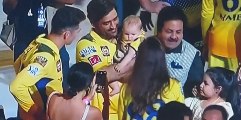 MS Dhoni, MS Dhoni: IPL 2023ની ફાઈનલ મેચ ખતમ થયા બાદ ધોનીના હાથમાં જોવા મળેલી આ ક્યૂટ બાળકી કોણ છે? - ms dhoni played with mitchell santner daughter after winning ipl 2023 tropy