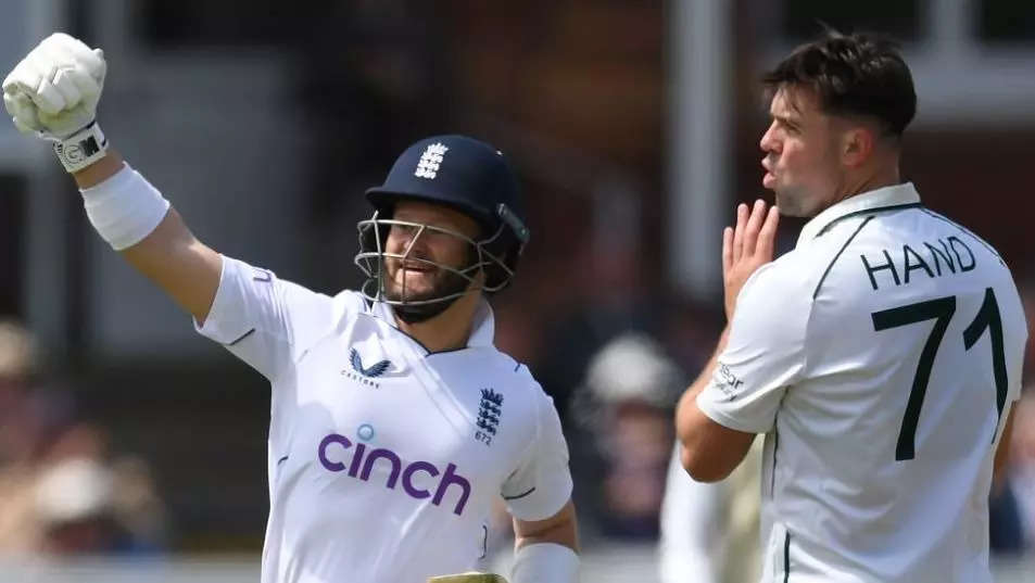 ben duckett, લોર્ડ્સમાં ઈંગ્લેન્ડના બેટ્સમેને ઈતિહાસ રચ્યો, 93 જૂનો ડોન બ્રેડમેનનો રેકોર્ડ તોડ્યો - england vs ireland test ben duckett breaks don bradmans record ollie pope smashes maiden double ton