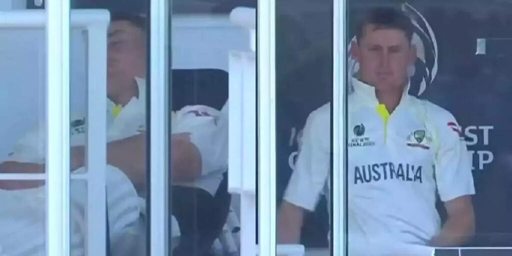 marnus labuschagne sleeping in dressing room, માર્નસ લાબુશેન ચાલુ મેચમાં ઊંઘી ગયો, સિરાજે તેની ઊંઘ બગાડી; તાત્કાલિક બેટિંગ કરવા આવવું પડ્યું - marnus labuschagne caught sleeping in dressing room